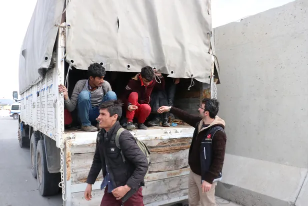 Erzincan'da kamyon kasasında 10 gün... 100 düzensiz göçmen yakalandı-2