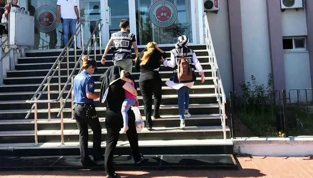 Balıkesir'de bir düğünde pes dedirten olay! Gelinle damadın takılarını çalmaya çalıştılar-1