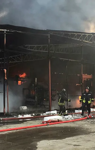 Son dakika haberi: Samsun'da korkutan fabrika yangını! Facianın eşiğinden dönüldü
