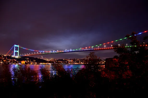İstanbul'un köprüleri, Azerbaycan bayrağı renklerine büründü-3