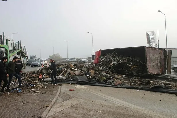 İzmit'te hurda yüklü TIR devrildi, sürücü yaralandı-1