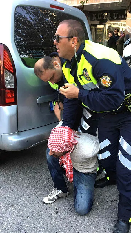 Atatürk heykeline çıkan balici linç edildi - 8