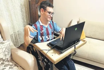 Tutkusuyla engelleri aştı; 3 yılda tek parmakla kitap yazdı