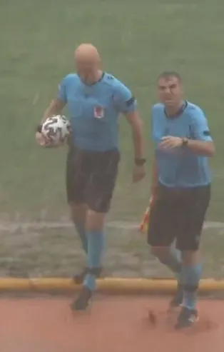 Ziraat Türkiye Kupası Bergama Belediyespor - Manisaspor maçı şiddetli yağış nedeniyle durdu!
