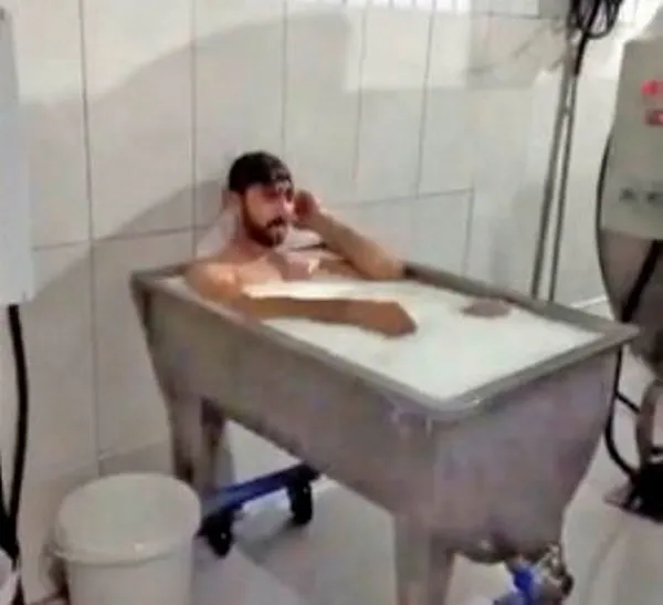 konyada-sut-toplama-merkezinde-sut-banyosu-yapan-isci-saka-amacli-bir-olaydi-1604744113396.jpg