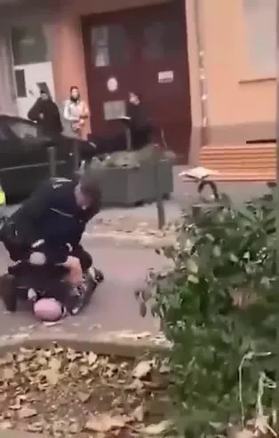 Almanya'da polis şiddeti: Yere yatırıp defalarca yumrukladılar