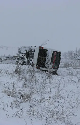 Kütahya'da feci kaza! Yolcu otobüsü devrildi çok sayıda yaralı var