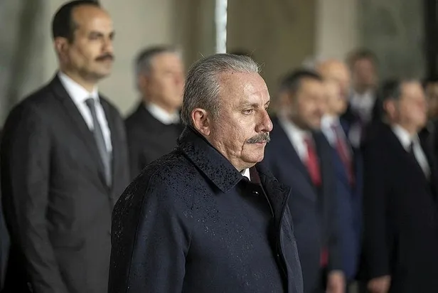 TBMM'nin 103. yılında devlet erkanı Anıtkabir'i ziyaret etti! Mustafa Şentop Anıtkabir Özel Defteri'ni imzaladı-7