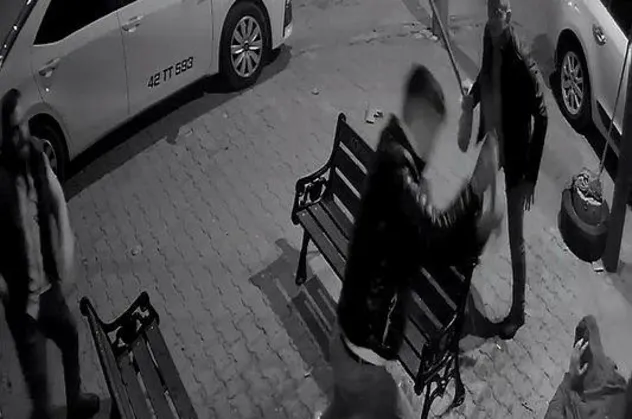 Konya'da 5 kişi taksi durağını bastı! Temizlik fırçası ve paspas sopalarıyla saldırdı