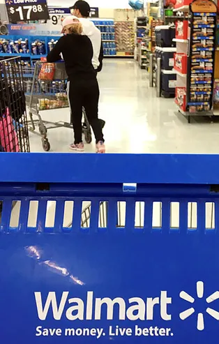 Dev perakende zincirinde ırkçılık şoku! Dava açıldı