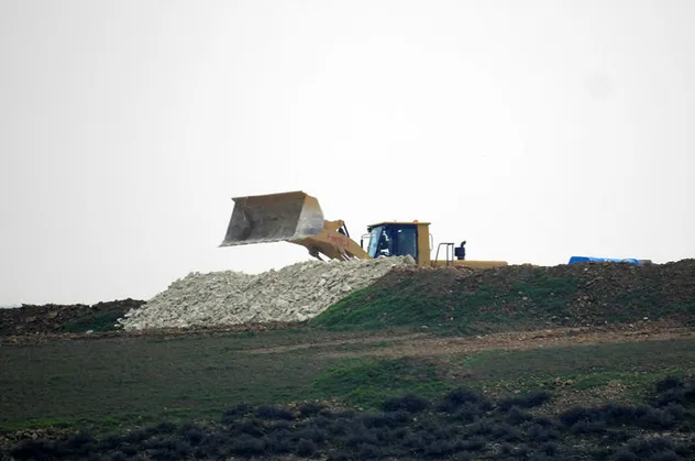 Suriye'de PKK/YPG'li teröristler hendek kazarken görüntülendi