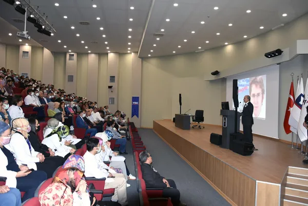 konyada-gorevi-basinda-oldurulen-dr-ekrem-karakayaya-sehit-unvani-verildi-1658413592634.jpg Konya'da görevi başında öldürülen Dr. Ekrem Karakaya'ya "şehit" unvanı verildi-2