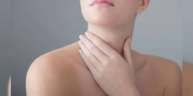 tiroit-bezinin-fazla-calismasiyla-hipertiroidi-olusuyor-dikkat-ellerde-titreme-asiri-sinir-ve-kalpte-carpintiy-1653517168978.jpeg