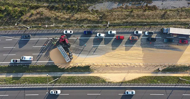 Anadolu Otoyolu'nda TIR devrildi! Ulaşımda aksamalar yaşandı