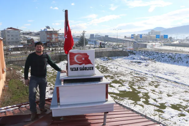 Yaptığı mermer mezarı evinin çatısında sergiliyor-5