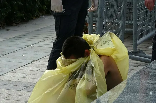 Taksim Meydanı'nda çıplak kadın şoku