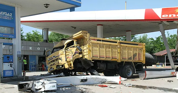 Facia ucuz atlatıldı! Önce otomobile ardından benzinliğe daldı