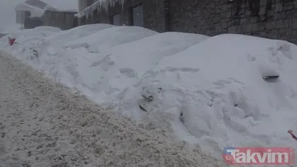 Uludağ’da araçlar kar altında kayboldu! Sürücüler jandarmadan yardım istedi
