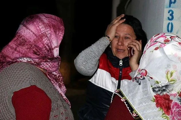 Evinin yanışını gözyaşlarıyla izledi