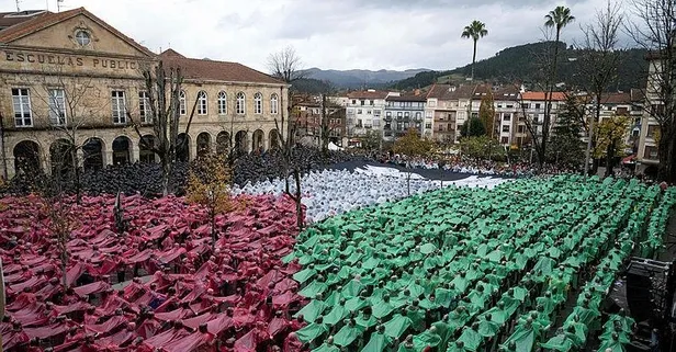 İspanya'da 1937'de bombalanan Guernica'da yüzlerce kişi Filistin'e destek verdi: Dünya ve tarih, yeni bir Guernica'yı kabul etmemeli