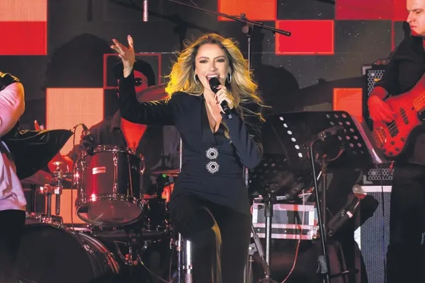 Hadise'nin konserde giydiği kıyafet görenleri şaşkına çevirdi! Mehmet Dinçerler'lerin ailesine adeta...-4