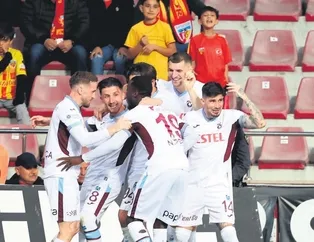 Şimdi gözünü kupaya dikti