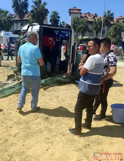 Antalya’da feci kaza: Otel servisi otomobille çarpışarak devrildi