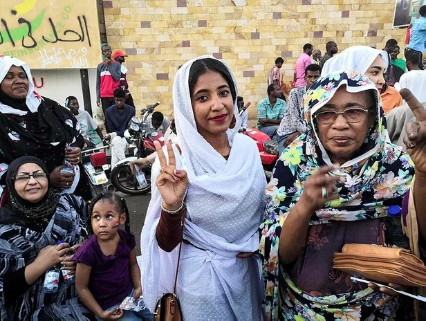Sudan'da gösterilerin sembolü olan Salah'ın pahalı eşyaları kirli hesabı gözler önüne serdi-1