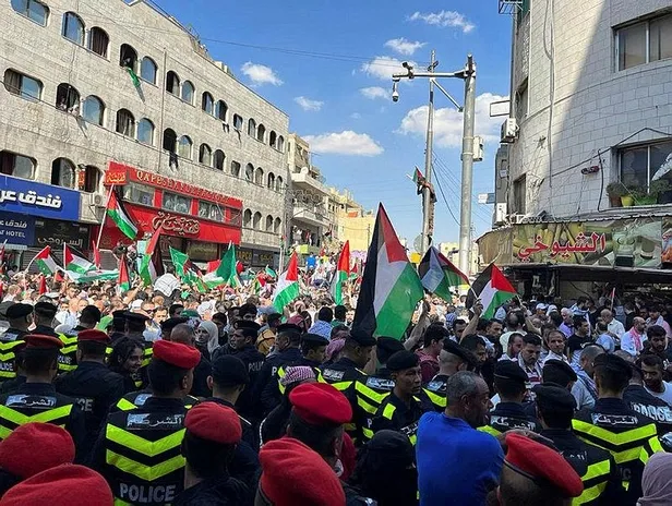 Yüzlerce Ürdünlü, İsrail'in Gazze'ye saldırılarını protesto için Filistin sınırına yürüdü-3