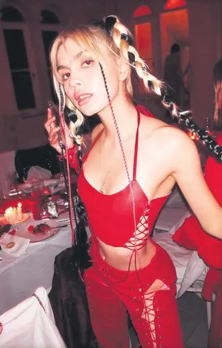 Sevgilisi Uzi'nin konserinde  Aleyna Tilki'den tepki çeken göbek dansı! Sosyal medyada yorumlar yağdı