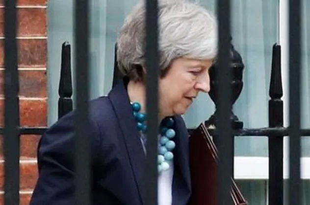 İngiltere'de tarihi Brexit oylaması ertelendi!