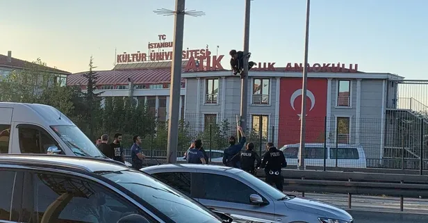 Bahçelievler’de bir adam E-5’teki aydınlatma direğine çıktı