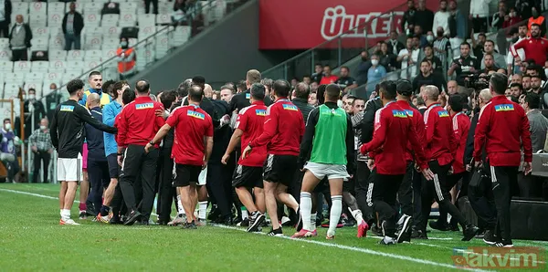 Beşiktaş, Adana Demirspor maçının bitiş düdüğüyle ortalık savaş alanına döndü! Balotelli o hareketi yapınca... - 17