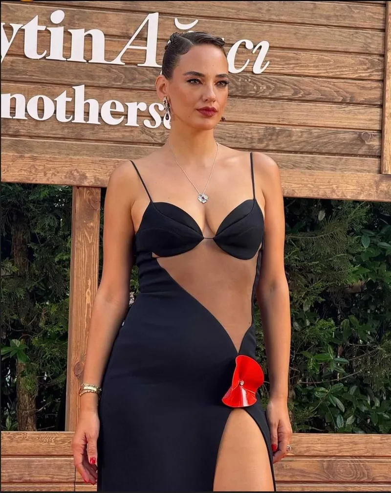 Seda Bakan, galadaki şıklığıyla ortalığı salladı! Derin göğüs ve göbek dekolteli elbisesinin fiyatı dudak uçuklattı-2