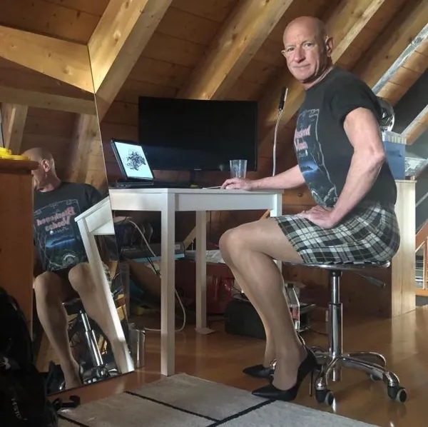 Dünya bu adamı konuşuyor! 3 çocuk babası ama işe topuklu ayakkabı ve etekle gidiyor!-3