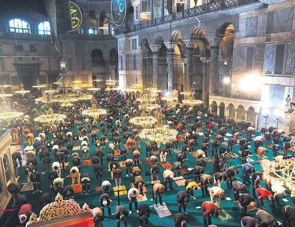 İslam alemi, Ramazan Bayramı'nı kutladı camiler doldu taştı: Ayasofya'da 87 yıl sonra cemaat bayram namazı kıldı-3