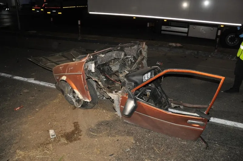 otomobil-parcalara-ayrildi-manisada-feci-kaza-5-olu-6-yarali-1759097396667.jpeg Manisa'da feci kaza: 5 ölü, 6 yaralı. (İHA)