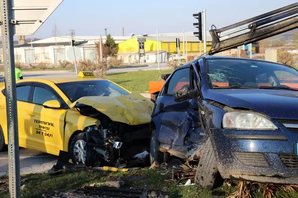 duble-yolda-ticari-taksi-ile-otomobil-carpisti-1i-agir-1i-cocuk-toplam-4-yarali-1616951079473.jpg Duble yolda ticari taksi ile otomobil çarpıştı: 1’i ağır, 1’i çocuk toplam 4 yaralı-6