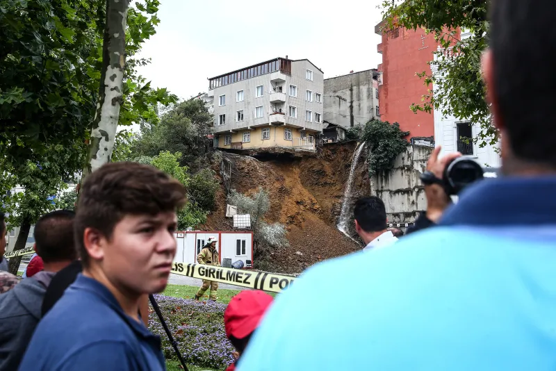 Korkulan oldu! Canlı yayında bina çöktü - 9