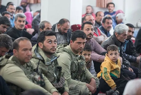 Afrinliler terörden sonra ilk cuma namazını Mehmetçik ile kıldı-6