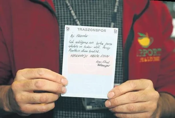 trabzonspor-futbolculari-havaalaninda-not-birakarak-helallik-istediler-1701216523148.jpeg Trabzonspor Futbolcuları Havaalanı'nda not bırakarak helallik istediler!-4