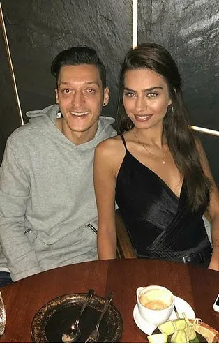 Mesut Özil ve Amine Gülşe nikahtan önce kutlama yemeği verecek! Beckham ailesi de davette yerini alacak