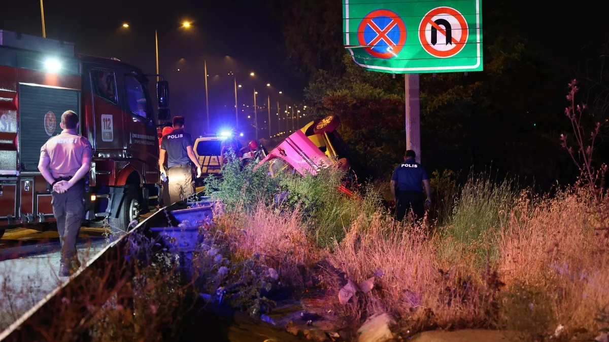 İzmir’de su kanalına girip takla atan araç şarampole devrildi: 2 kişi hayatını kaybetti