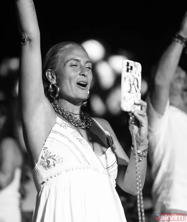 2024 yazı bakın nasıl geçmiş! Ceyda Düvenci’den art arda bikinili pozlar! “Aşk sen nelere kadirsin” - 13