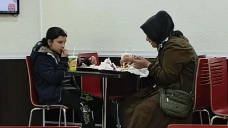 Burger King’de anne ve kızına insanlık dışı muamele: Gerekçe ekonomik durumları | Boykot çağrıları peş peşe