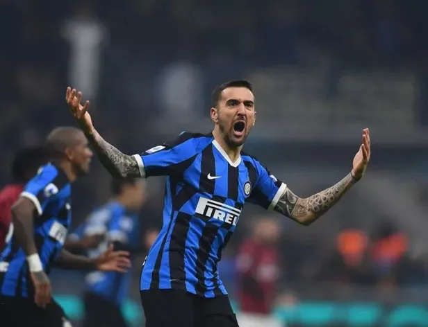 beklenilen-katkiyi-bir-turlu-veremeyen-alex-teixeira-ayrilik-icin-gun-sayiyor-1650408181596.jpeg Beklenilen katkıyı bir türlü veremeyen Alex Teixeira ayrılık için gün sayıyor-3