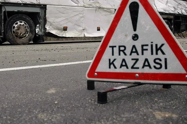 Tekirdağ'da otomobil refüje çarptı: 2 yaralı