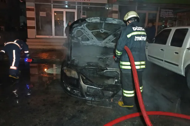 Son dakika: Düzce'de park halindeki otomobil yandı