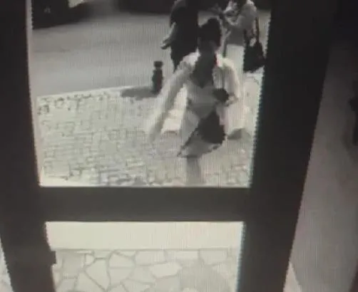 kadikoyde-fatma-duygu-ozkan-4kattan-yere-cakildi-gorgu-taniklari-camdan-atildi-dedi-avukat-gozaltina-alindi-1692111278979.jpeg Kadıköy'de Fatma Duygu Özkan 4.kattan yere çakıldı! Görgü tanıkları “Camdan atıldı” dedi, avukat gözaltına alındı-4