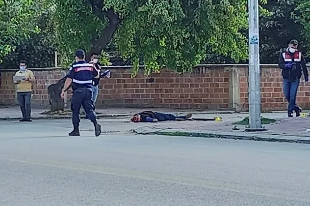 Denizli'de husumetlisini sokak ortasında tüfekle öldürdükten sonra kendi canına kıydı